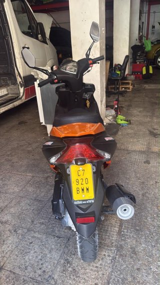 Moto Scooter Negra y Naranja Automática