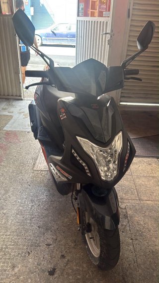 Moto Scooter Negra y Naranja Automática