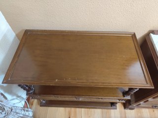 Mesa auxiliar de madera con cajones
