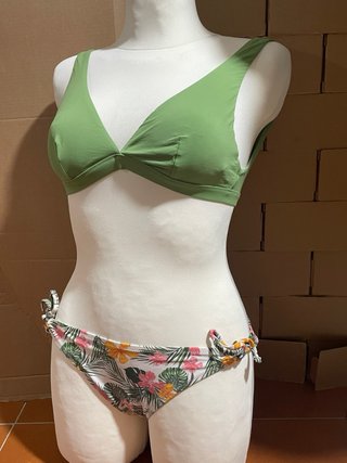 Bikini Benetton Verde y Estampado Tropical Talla M