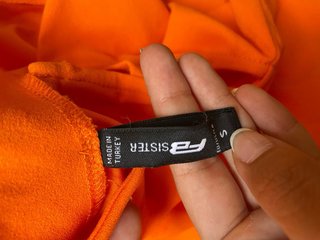 Pantalones naranjas con tiras