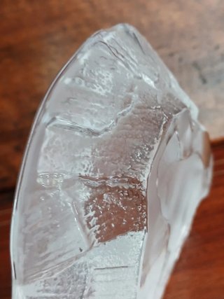 Scultura o fermacarte in cristallo  inciso