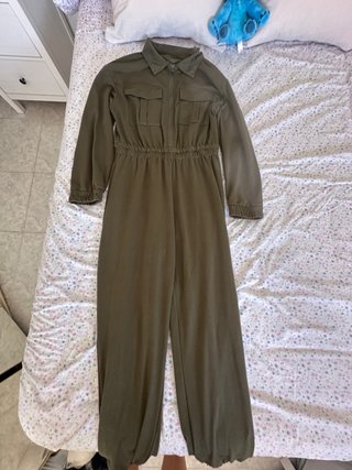 Mono verde militar con cremallera