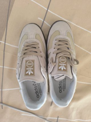 Zapatillas Beige y Blancas