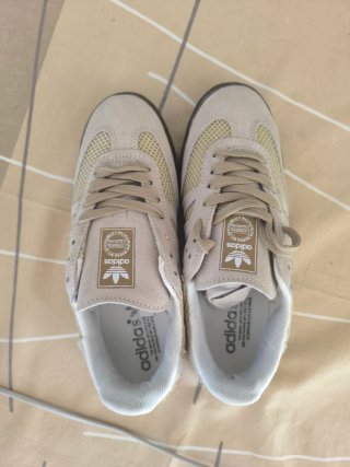 Zapatillas Beige y Blancas
