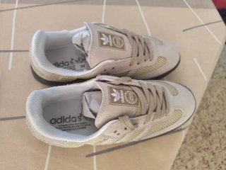 Zapatillas Beige y Blancas