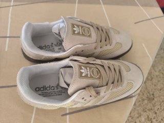 Zapatillas Beige y Blancas