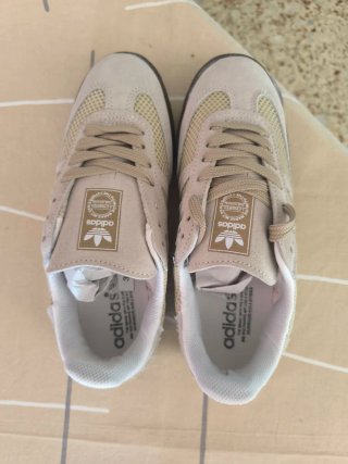 Zapatillas Beige y Blancas
