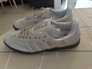 Zapatillas Beige y Blancas