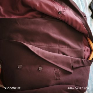 Traje de hombre granate . De entretiempo .