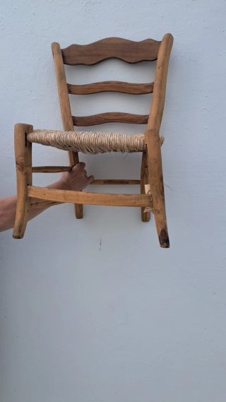 Silla antigua anea restaurada