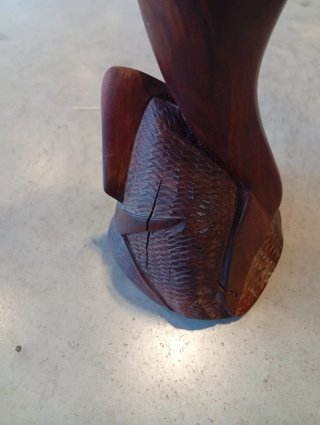 Figura de delfín de madera tallada