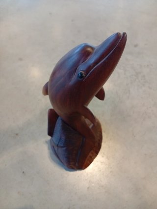 Figura de delfín de madera tallada