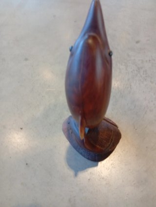 Figura de delfín de madera tallada