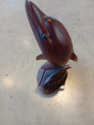 Figura de delfín de madera tallada