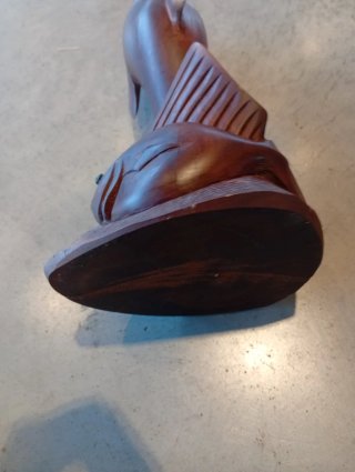 Figura de delfín de madera tallada
