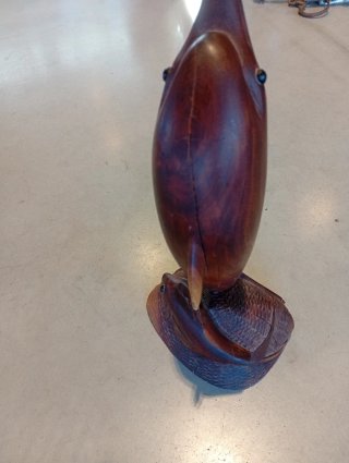 Figura de delfín de madera tallada