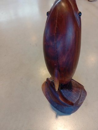 Figura de delfín de madera tallada