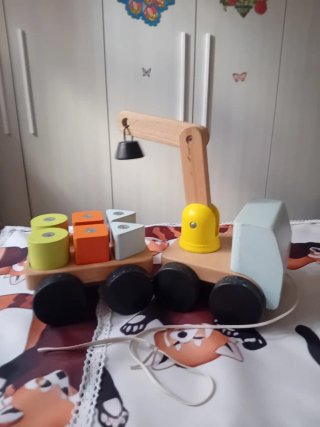 Camion gru in legno con blocchi colorati Ikea