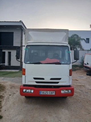 Nissan Atleon 2004
