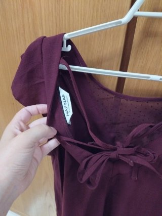 Camisa NAF NAF escote transparente vino