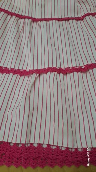 Falda de volantes con rayas rosas