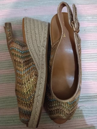 Sandalias doradas mujer