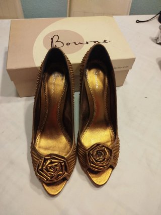 Zapatos de tacón dorados Bourne