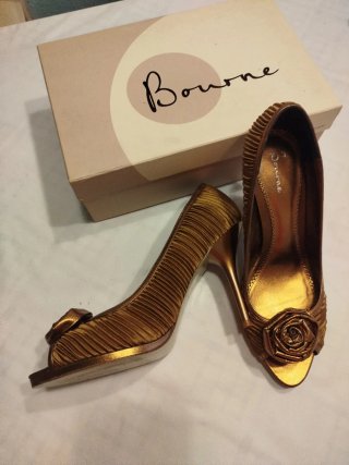 Zapatos de tacón dorados Bourne