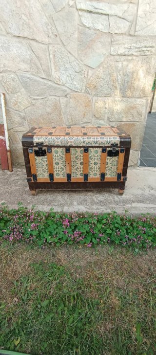 Baúl antiguo de madera y metal