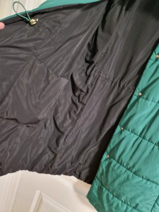 Abrigo verde acolchado. Reversible. Verde y negro