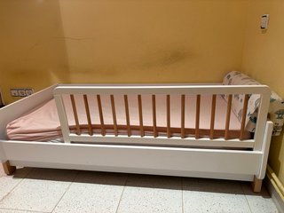 Cama infantil blanca con barrera