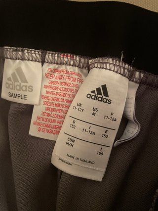 Pantalón corto Adidas gris con bolsillos