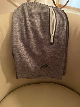 Pantalón corto Adidas gris con bolsillos