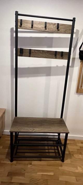 Banco con perchero de metal y madera