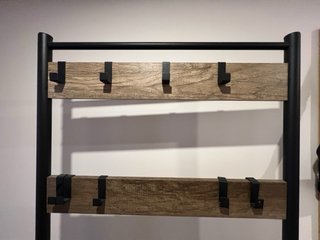 Banco con perchero de metal y madera