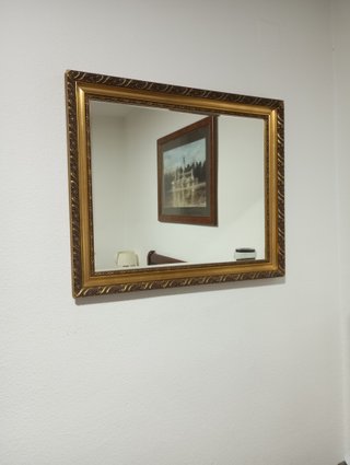 Espejo decorativo dorado con marco de madera