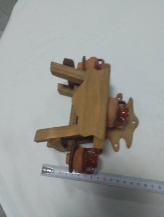 Cantarera de madera con 3 cántaros
