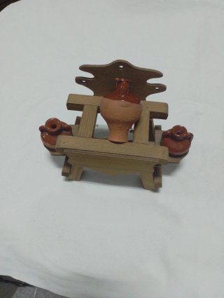 Cantarera de madera con 3 cántaros