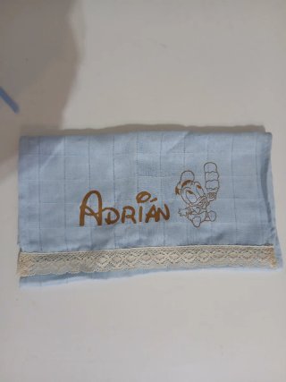Conjunto babero y toalla bebé azul