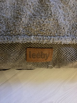 Letto per cani beige e marrone marca Leeby