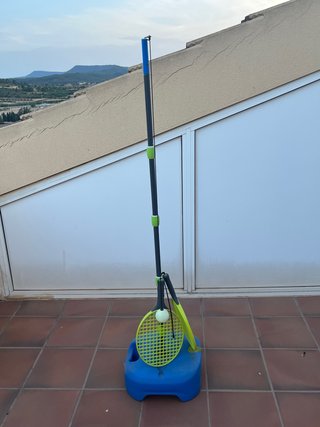 Juego de tenis con pelota y raqueta