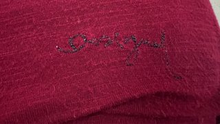 Camiseta Desigual Love granate brillo