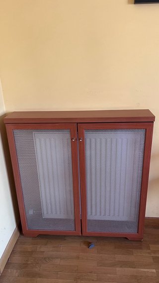 Cubre radiador de madera con rejilla