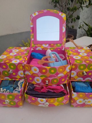 3 Muñecas y Tocador Accesorios