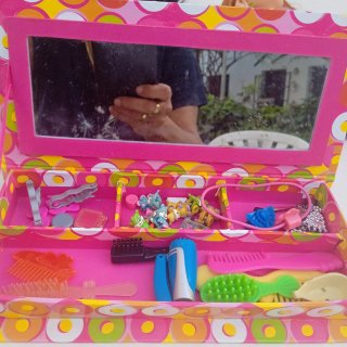 3 Muñecas y Tocador Accesorios