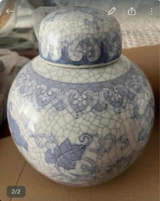 Jarrón de cerámica azul y blanco