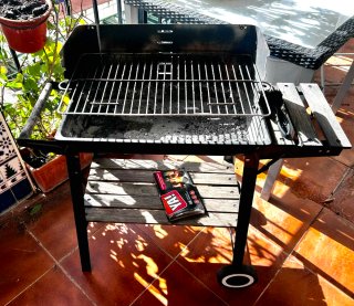 Barbacoa con ruedas y mesa lateral