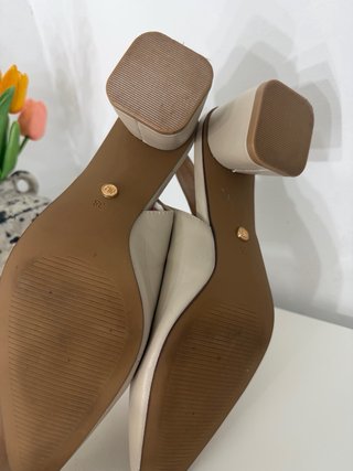 Zapatos tacón bajo beige