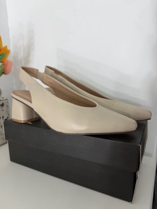 Zapatos tacón bajo beige